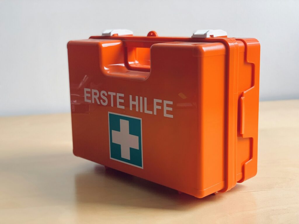 Oranger Erste-Hilfe-Koffer – Kurs für den Führerschein