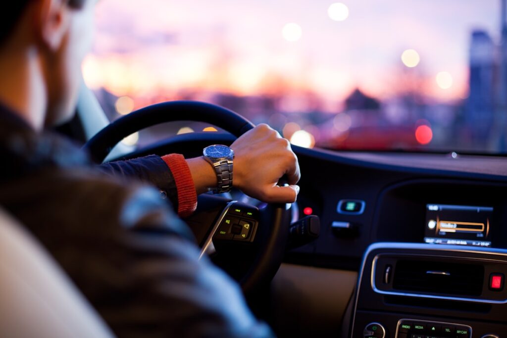 Hand am Lenkrad beim Autofahren – Fahrstunden