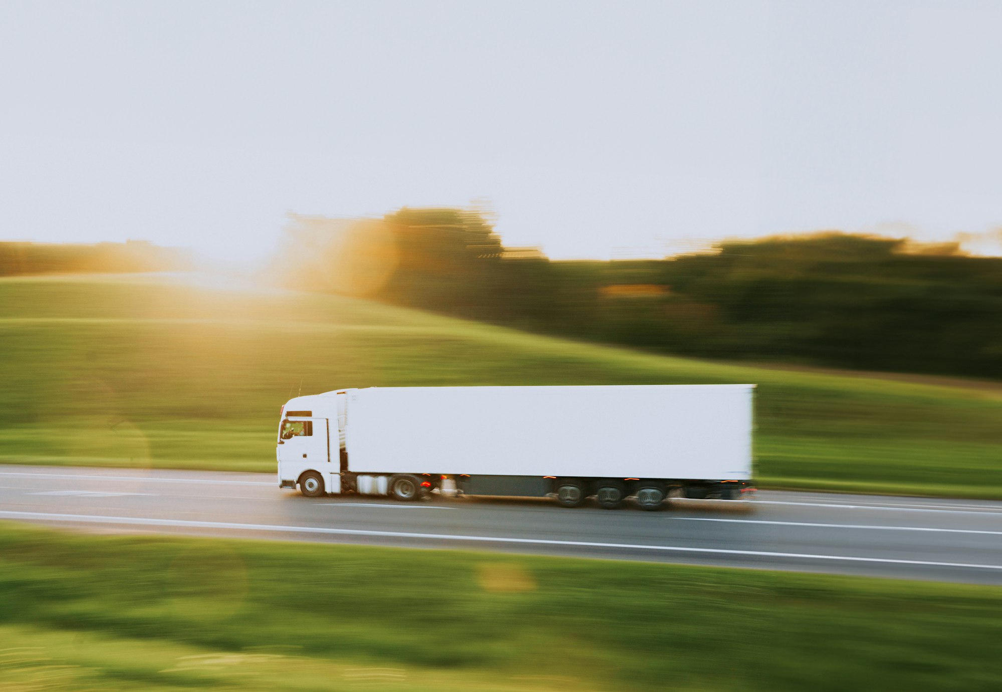 Weißer Lkw in Fahrt Unsplash