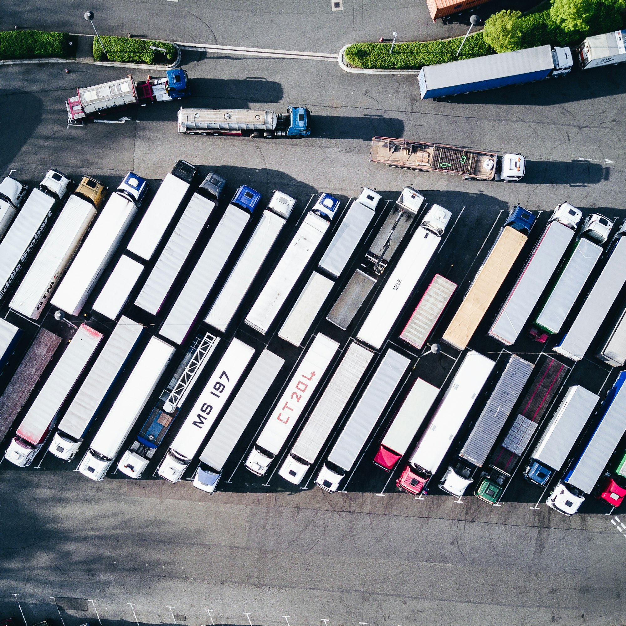 Lkw-Stellplatz aus der Luft Unsplash